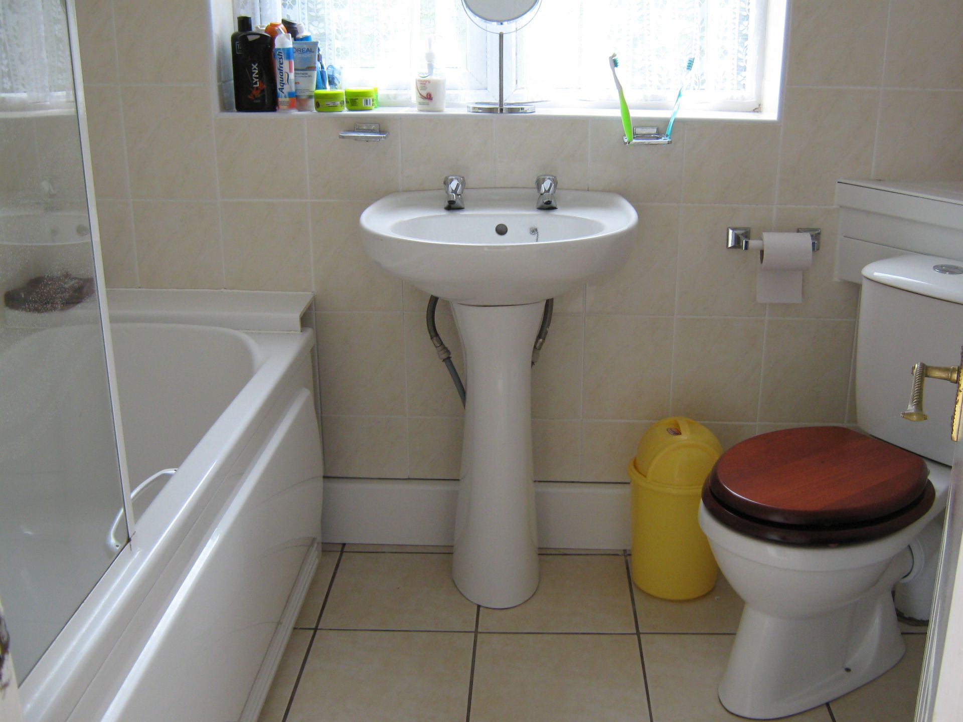University Student Accommodation 3 bed house in Lancaster bathroom